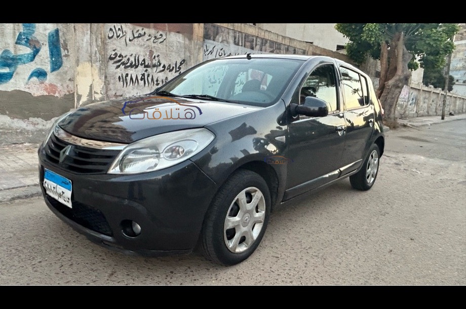 Sandero Renault أسود