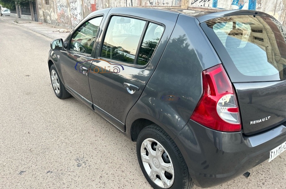 Sandero Renault أسود