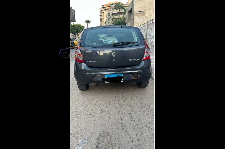 Sandero Renault أسود