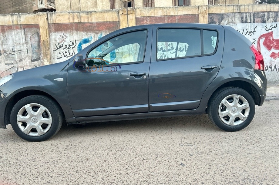 Sandero Renault أسود