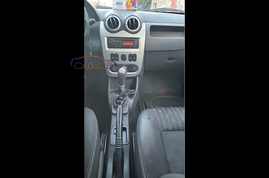 Sandero Renault أسود