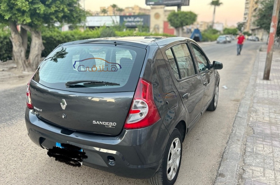 Sandero Renault أسود