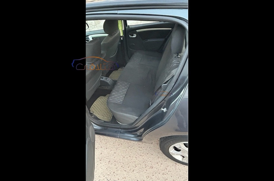 Sandero Renault أسود