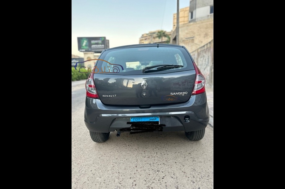 Sandero Renault أسود