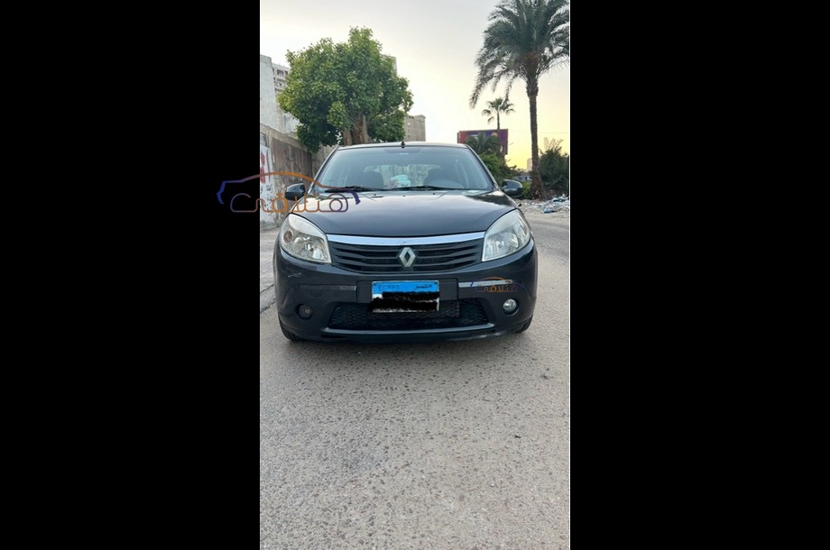 Sandero Renault أسود
