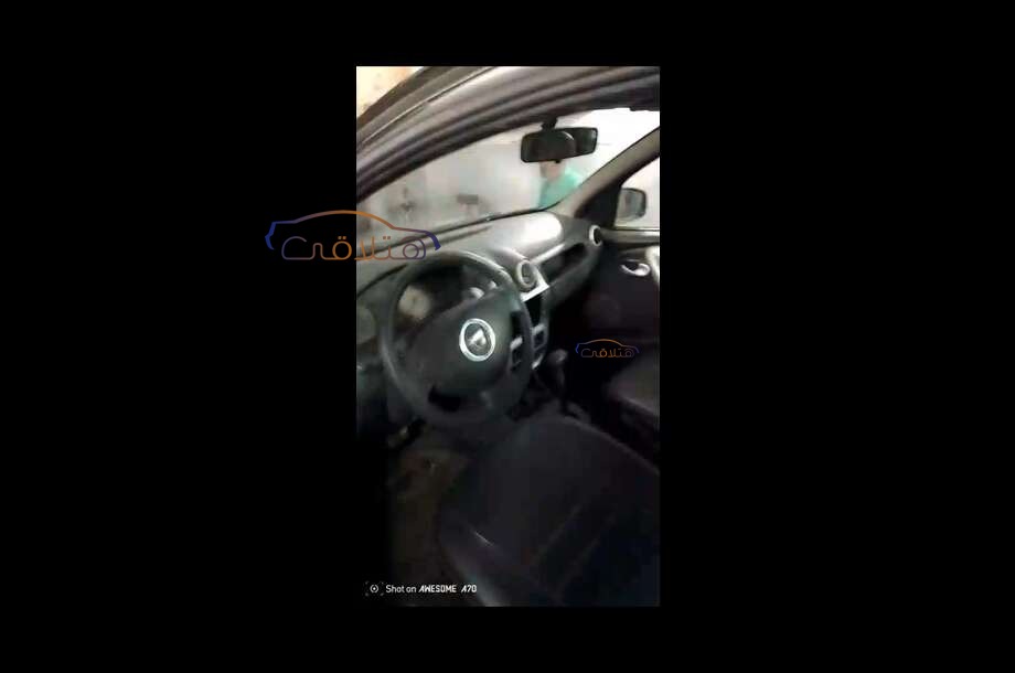 Sandero Renault فضي