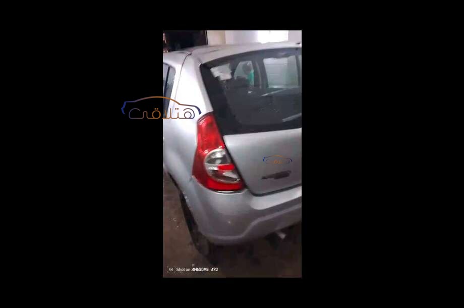 Sandero Renault فضي