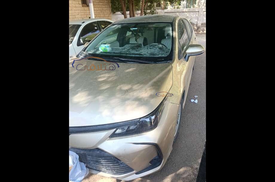 Corolla Toyota ذهبي