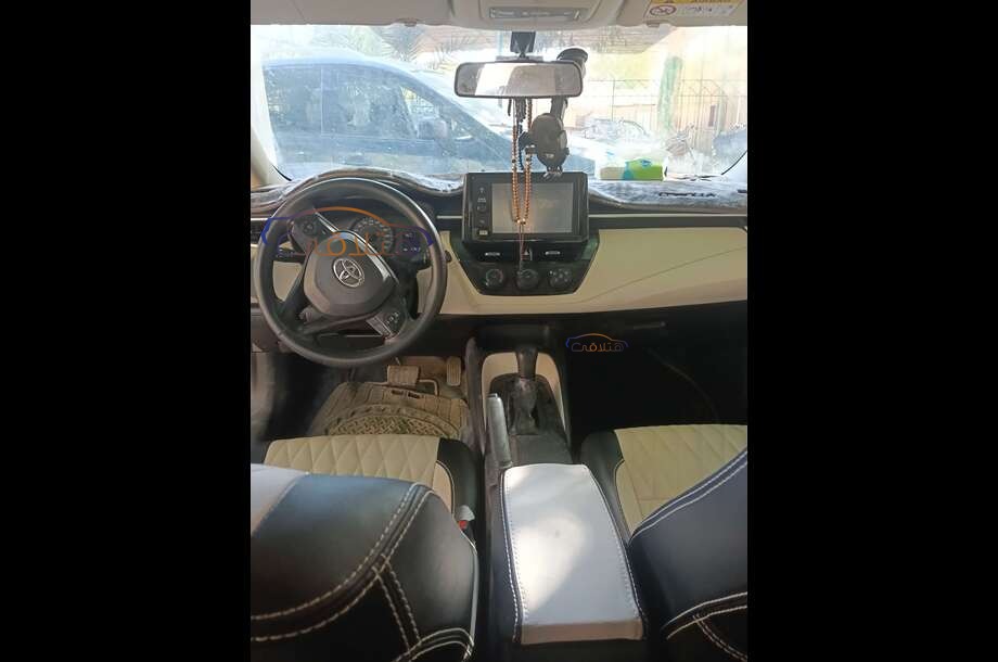 Corolla Toyota ذهبي