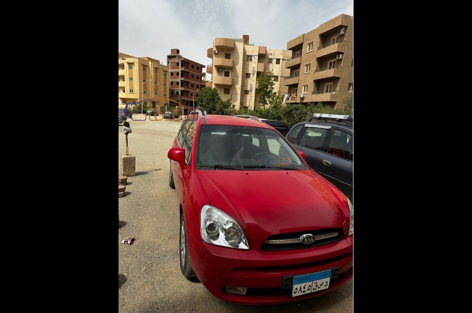 Carens Kia احمر