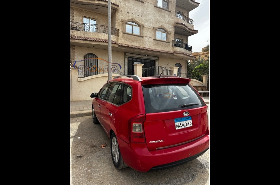 Carens Kia احمر