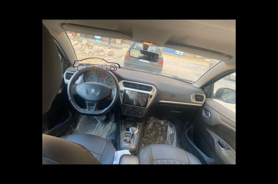 301 Peugeot الأزرق الداكن