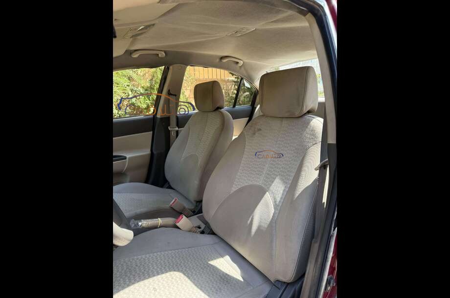 Accent Hyundai احمر غامق