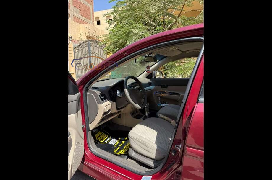 Accent Hyundai احمر غامق