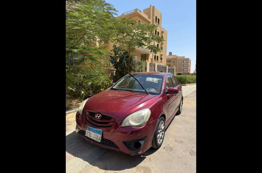 Accent Hyundai احمر غامق