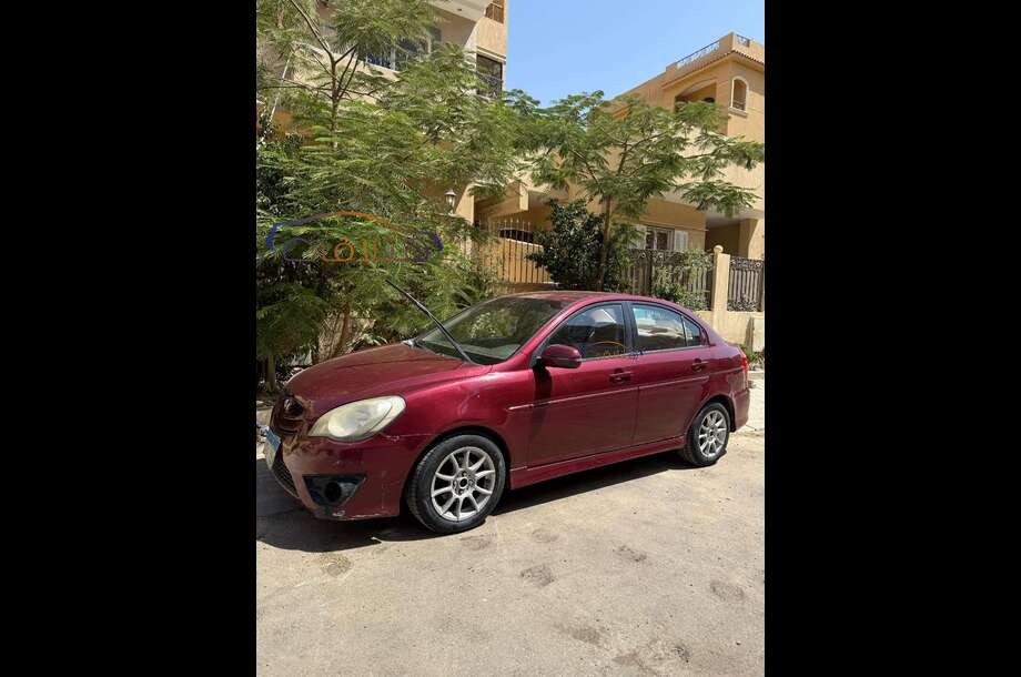 Accent Hyundai احمر غامق