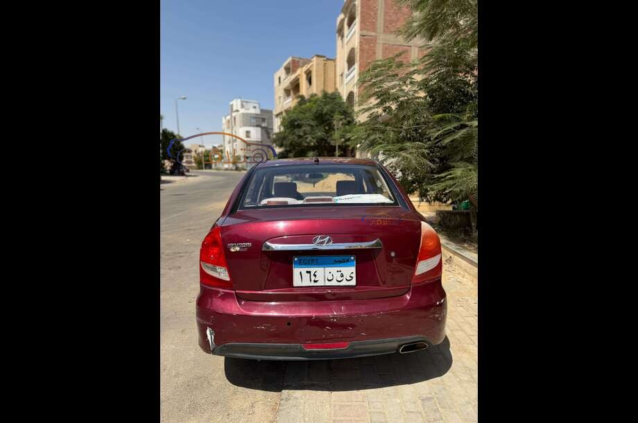 Accent Hyundai احمر غامق