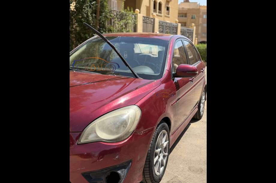 Accent Hyundai احمر غامق