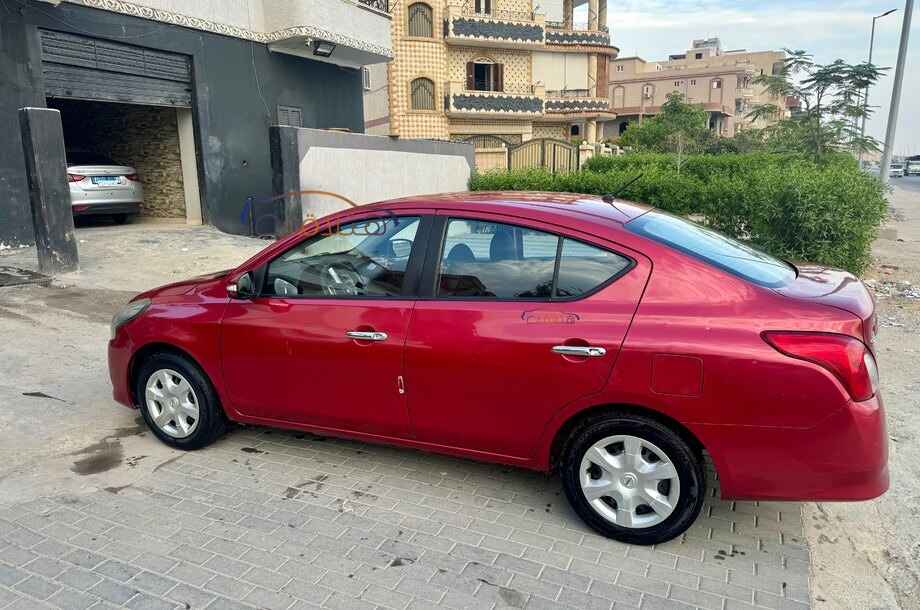 Sunny Nissan احمر