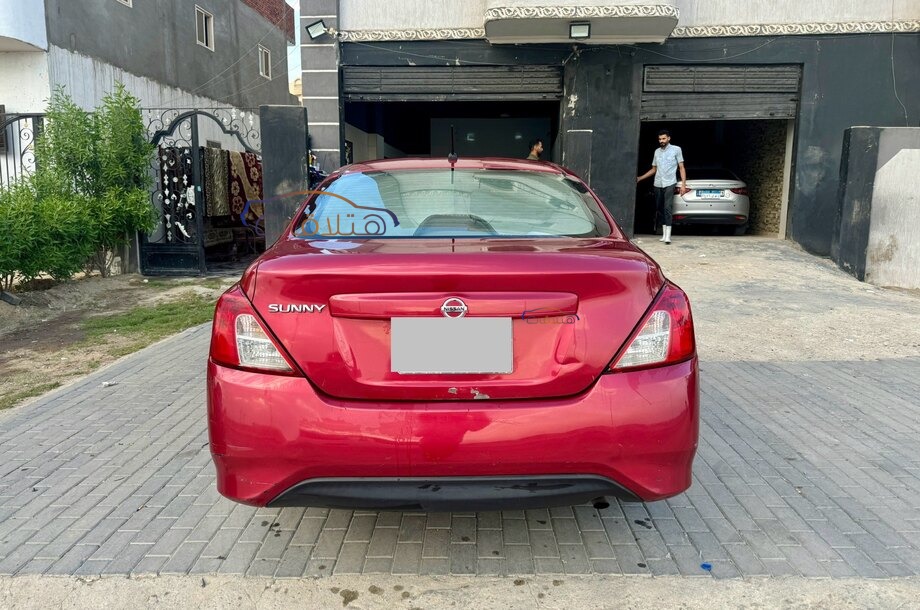 Sunny Nissan احمر