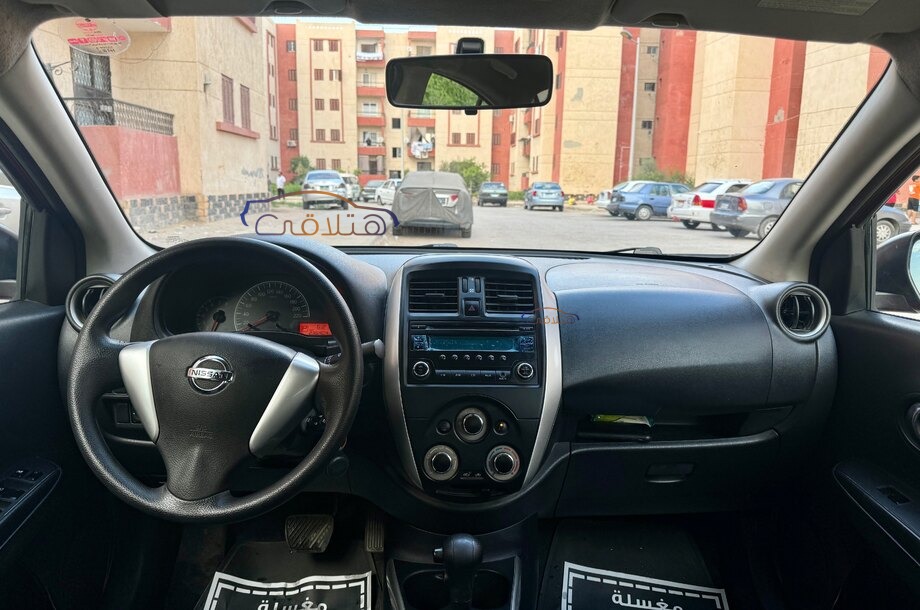 Sunny Nissan احمر