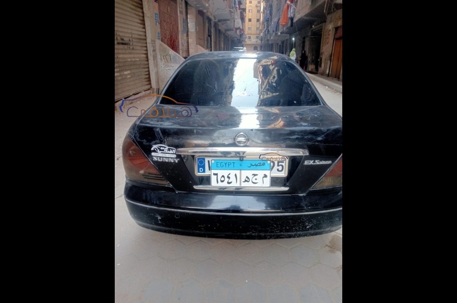 Sunny Nissan أسود