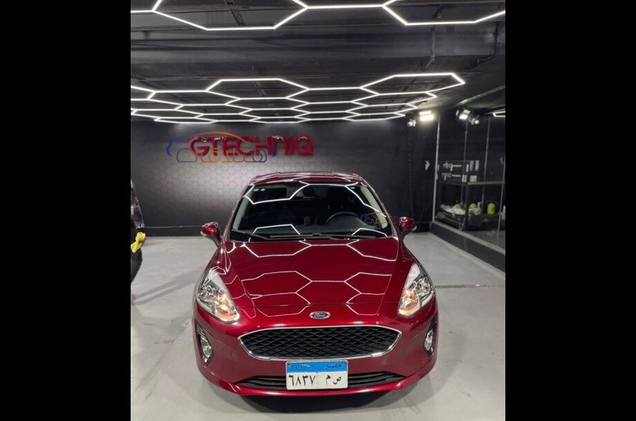 Fiesta Ford احمر