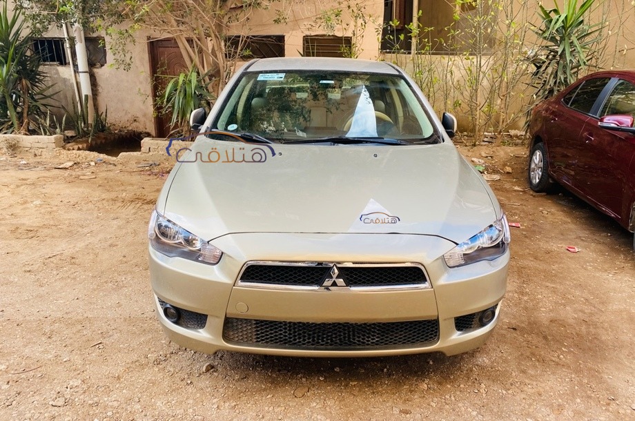 Lancer EX Shark Mitsubishi ذهبي