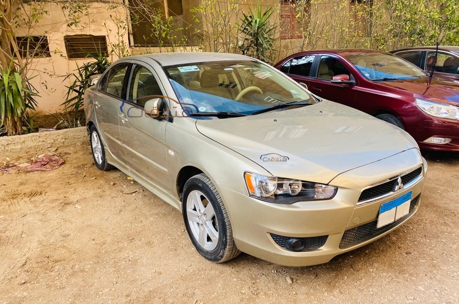 Lancer EX Shark Mitsubishi ذهبي