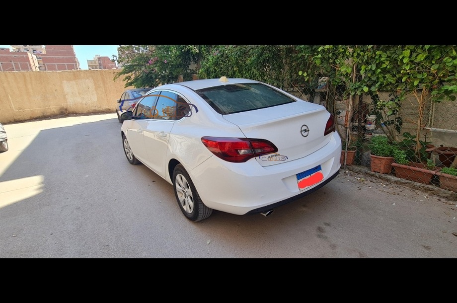 Astra Opel أبيض