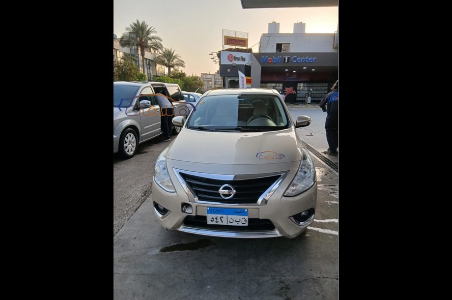 Sunny Nissan ذهبي