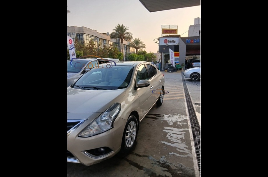 Sunny Nissan ذهبي