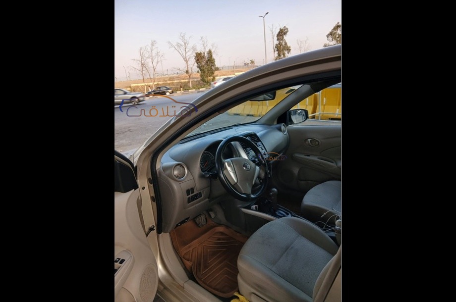 Sunny Nissan ذهبي