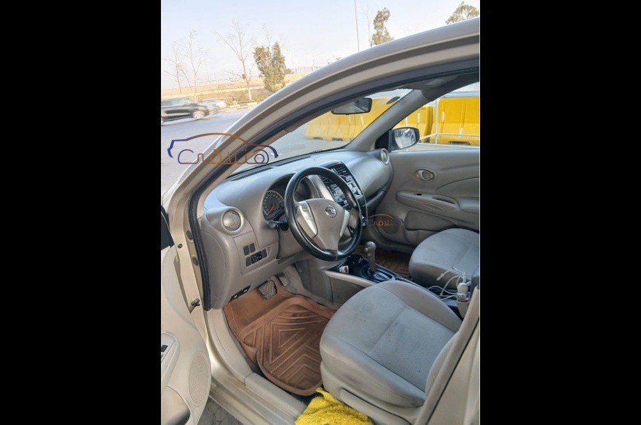 Sunny Nissan ذهبي