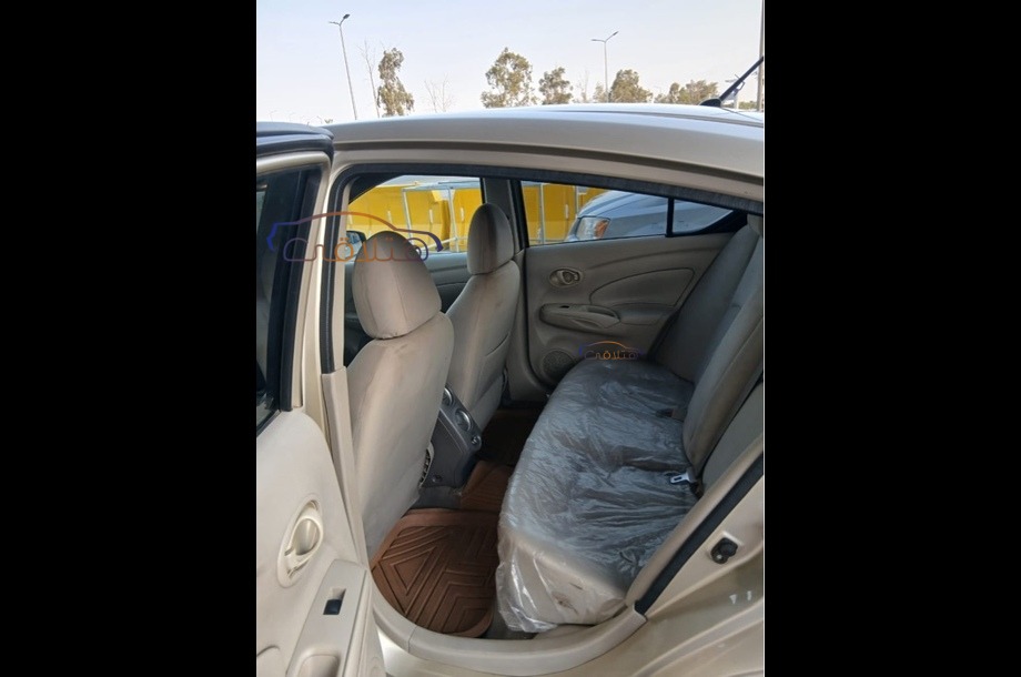 Sunny Nissan ذهبي