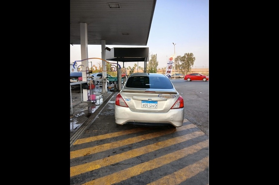 Sunny Nissan ذهبي