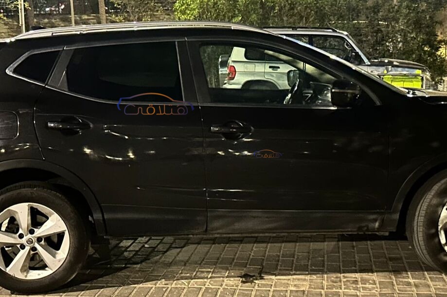 Qashqai Nissan أسود