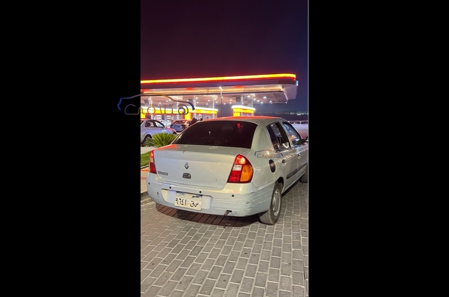 Clio Renault فضي