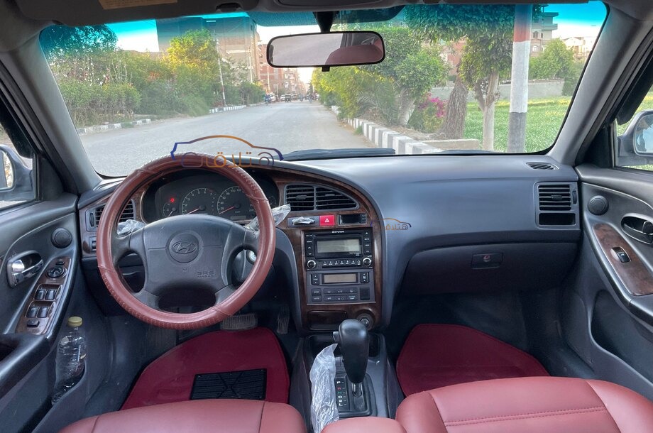 Avante Hyundai أسود