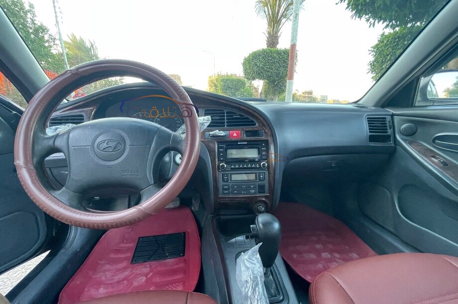 Avante Hyundai أسود