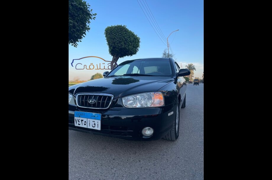 Avante Hyundai أسود