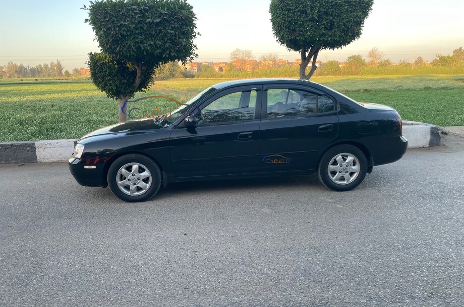 Avante Hyundai أسود