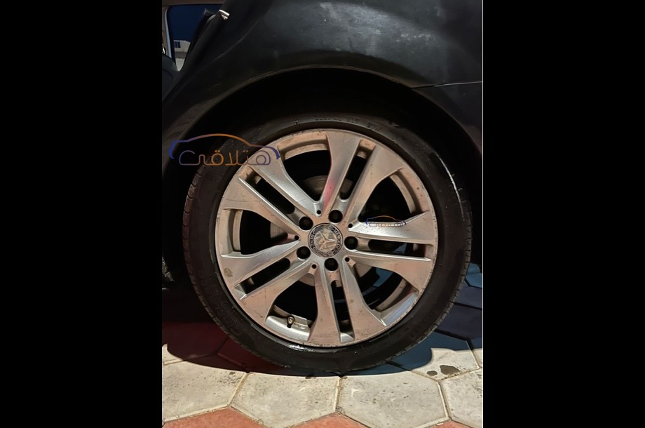 C 180 Mercedes أسود