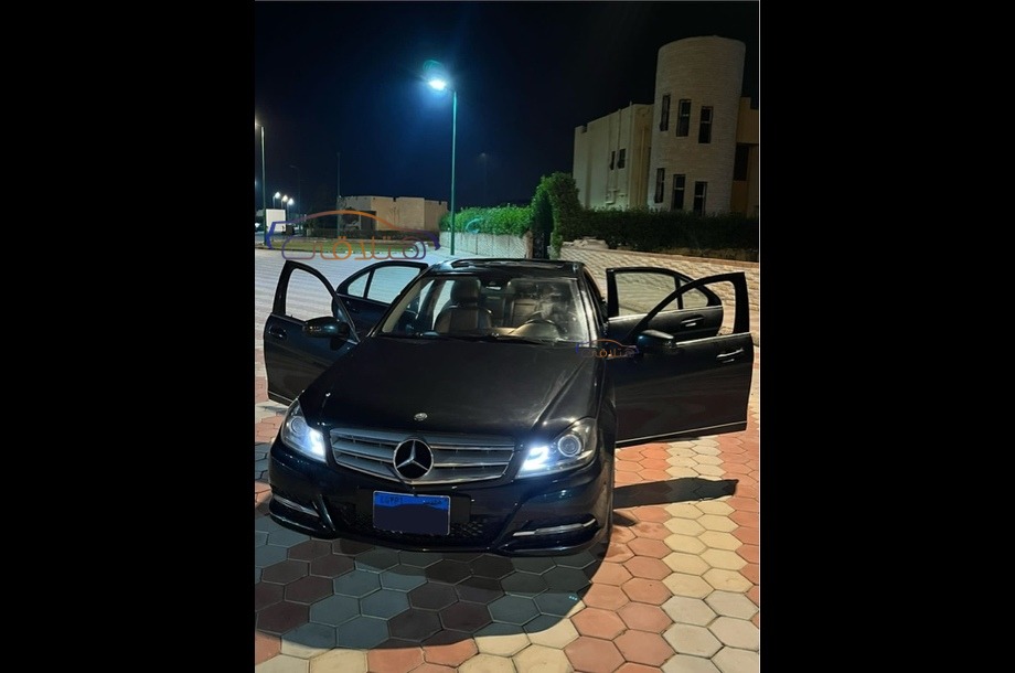 C 180 Mercedes أسود
