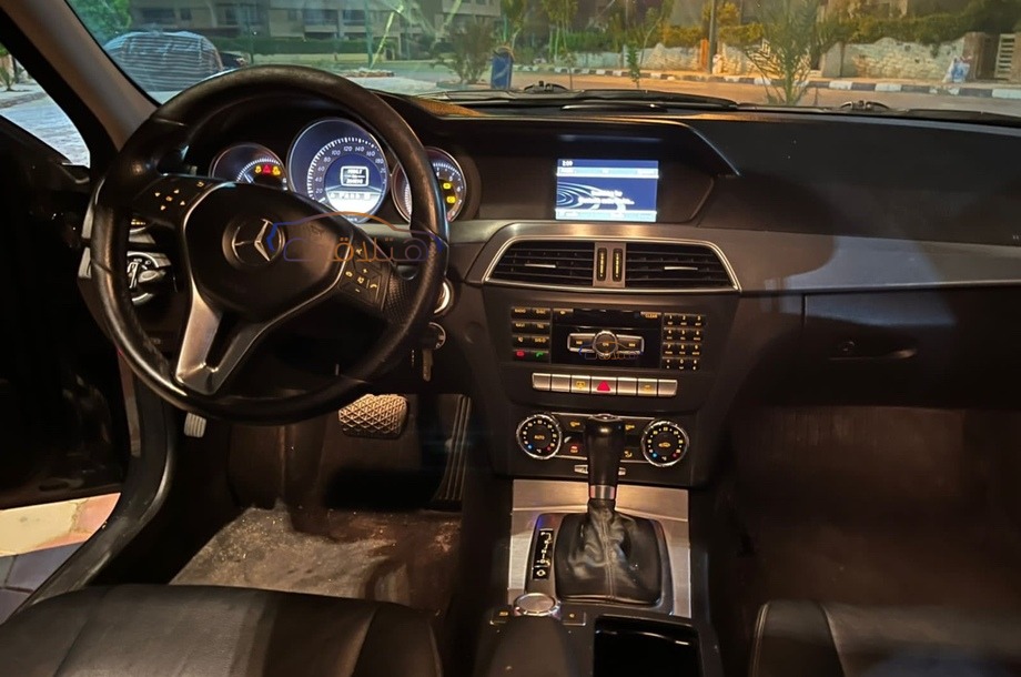 C 180 Mercedes أسود