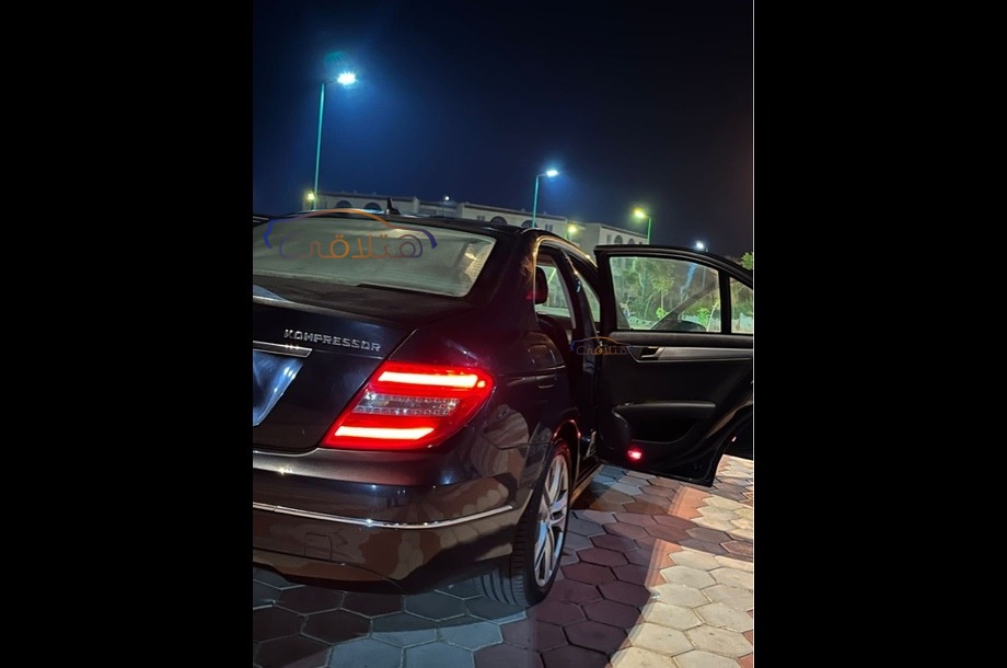 C 180 Mercedes أسود