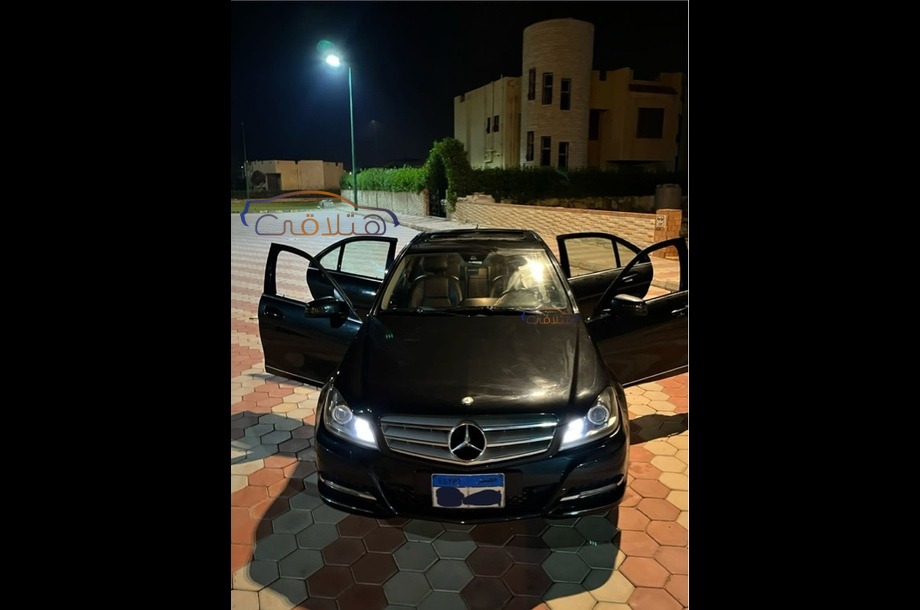 C 180 Mercedes أسود