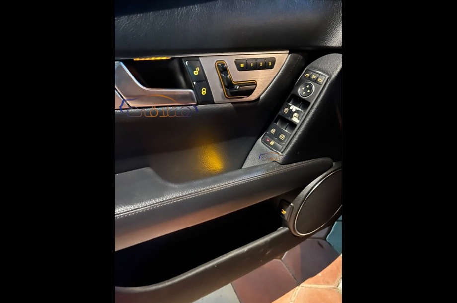 C 180 Mercedes أسود