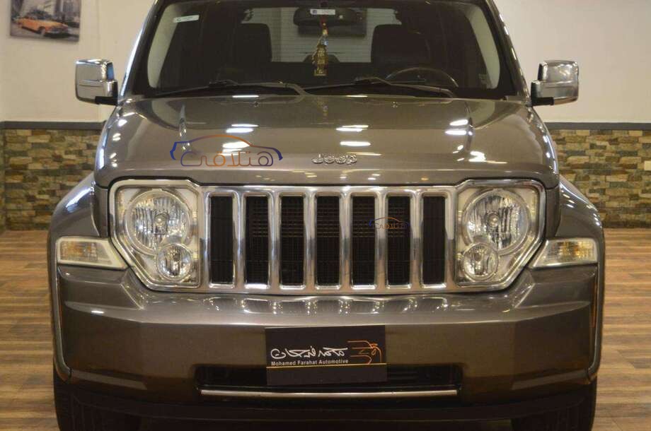 Liberty Jeep رمادي