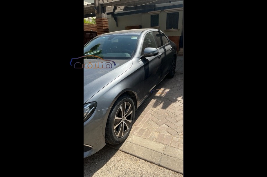 E 200 Mercedes Dark grey